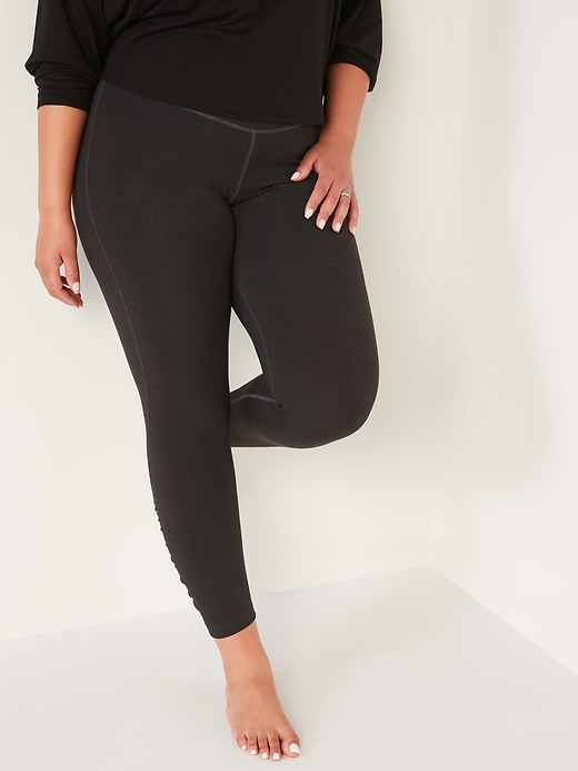 Image number 5 showing, Extra High-Waisted PowerChill Hidden-Pocket Ruched 7/8 Leggings