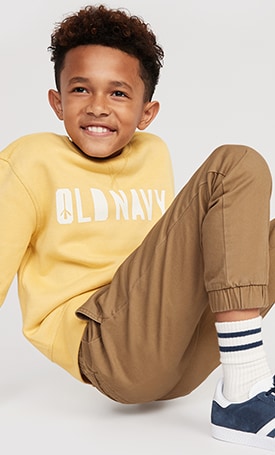 A young model wearing long sleeve crew neck graphic tee and built-in flex Twill jogger pant.