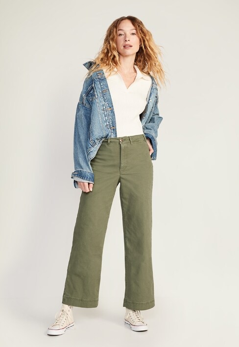 A model in a pair of green colored Chino Crop Wide Leg
pants