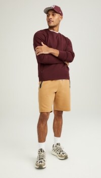 A male model wears a Dynamic Fleece style activewear outfit.