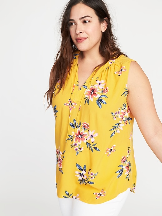 Image number 4 showing, Relaxed Plus-Size Sleeveless Tie-Neck Top