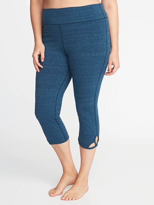 View large product image 1 of 1. High-Rise Plus-Size Scallop-Hem Yoga Crops