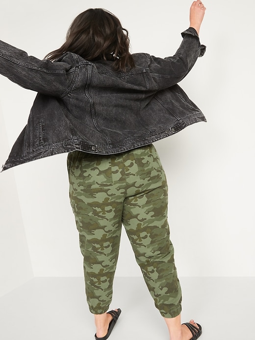 Image number 2 showing, High-Waisted Camo Linen-Blend Plus-Size Jogger Cargo Pants