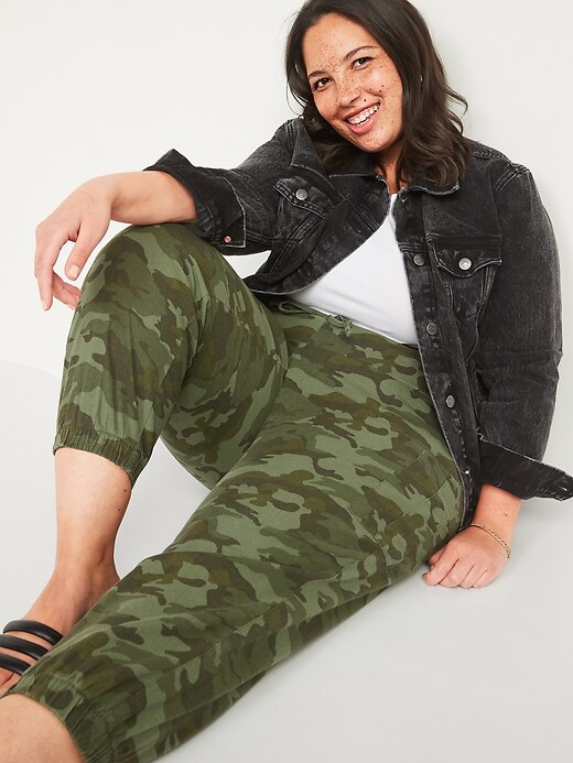 Image number 3 showing, High-Waisted Camo Linen-Blend Plus-Size Jogger Cargo Pants