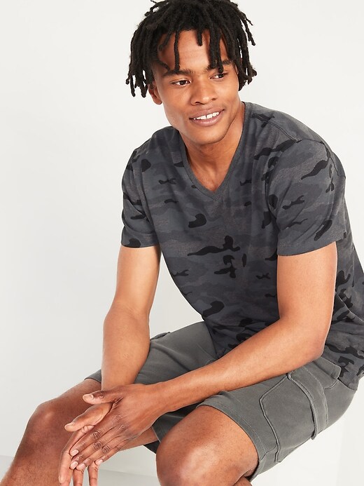 Old Navy - Soft-Washed Printed V-Neck T-Shirt for Men