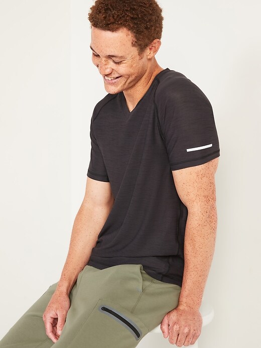 Old Navy - Breathe ON V-Neck T-Shirt for Men