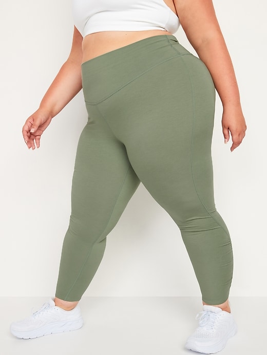 Image number 7 showing, Extra High-Waisted PowerChill Hidden-Pocket Ruched 7/8 Leggings