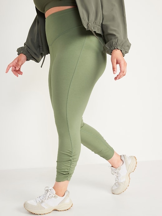 Image number 1 showing, Extra High-Waisted PowerChill Hidden-Pocket Ruched 7/8 Leggings