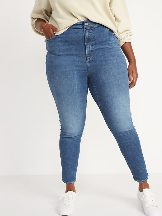 Image number 7 showing, FitsYou 3-Sizes-in-1 Extra High-Waisted Rockstar Super-Skinny Jeans