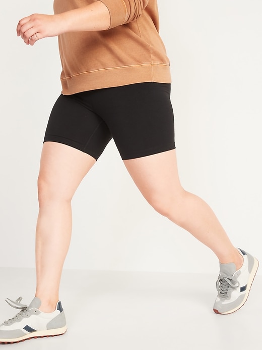 Image number 5 showing, Extra High-Waisted PowerChill Hidden-Pocket Biker Shorts -- 6-inch inseam