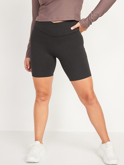 Image number 5 showing, Extra High-Waisted PowerChill Crossover Hidden-Pocket Biker Shorts for Women -- 8-inch inseam