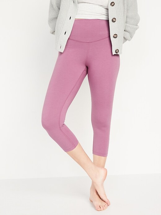 Old Navy Extra High-Waisted PowerChill Hidden-Pocket Cropped Leggings for Women. 4