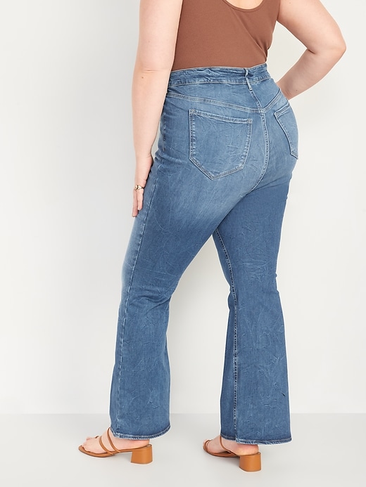 Image number 8 showing, FitsYou 3-Sizes-in-1 Extra High-Waisted Flare Jeans