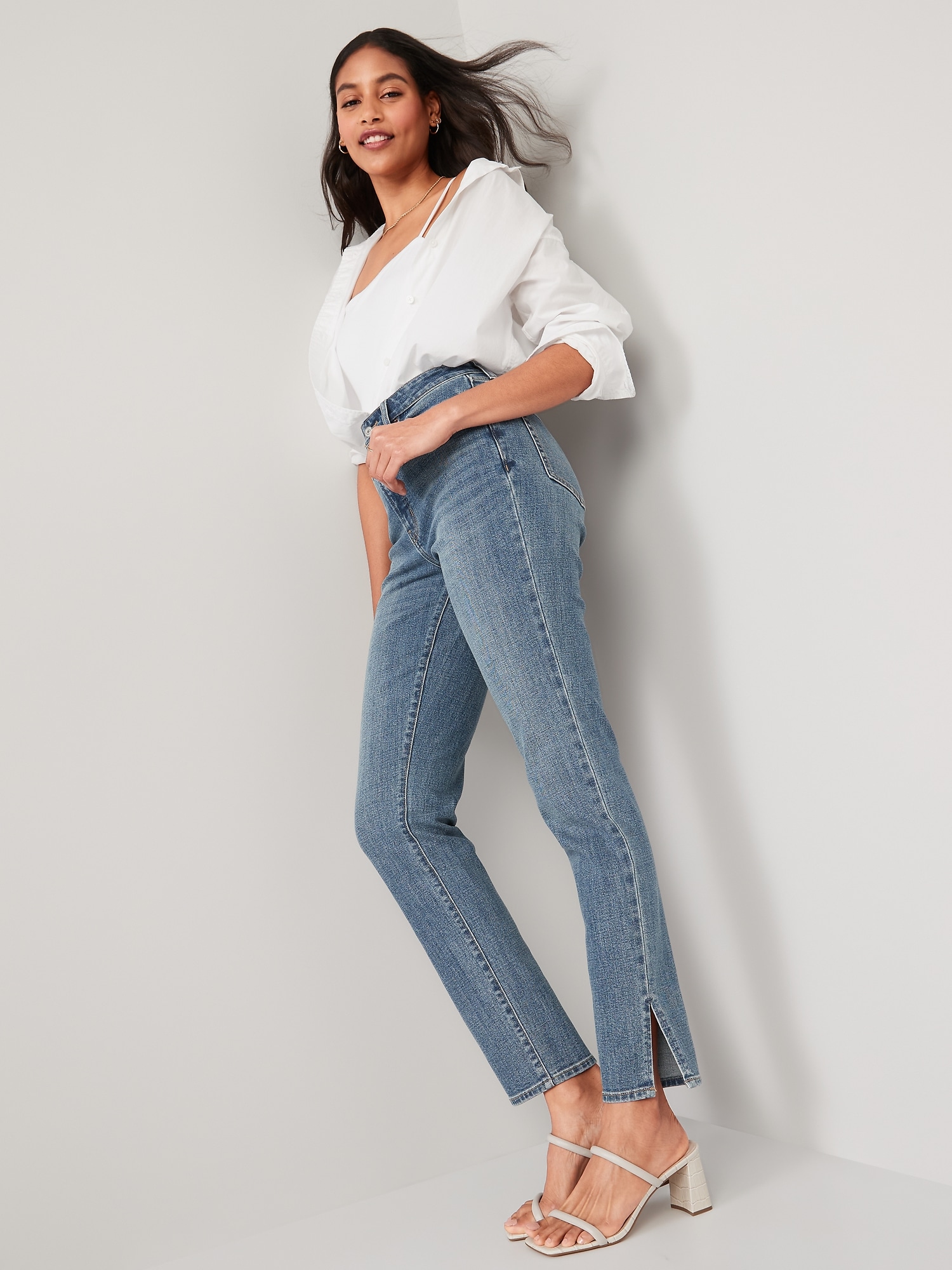 Straight-leg jeans with slit