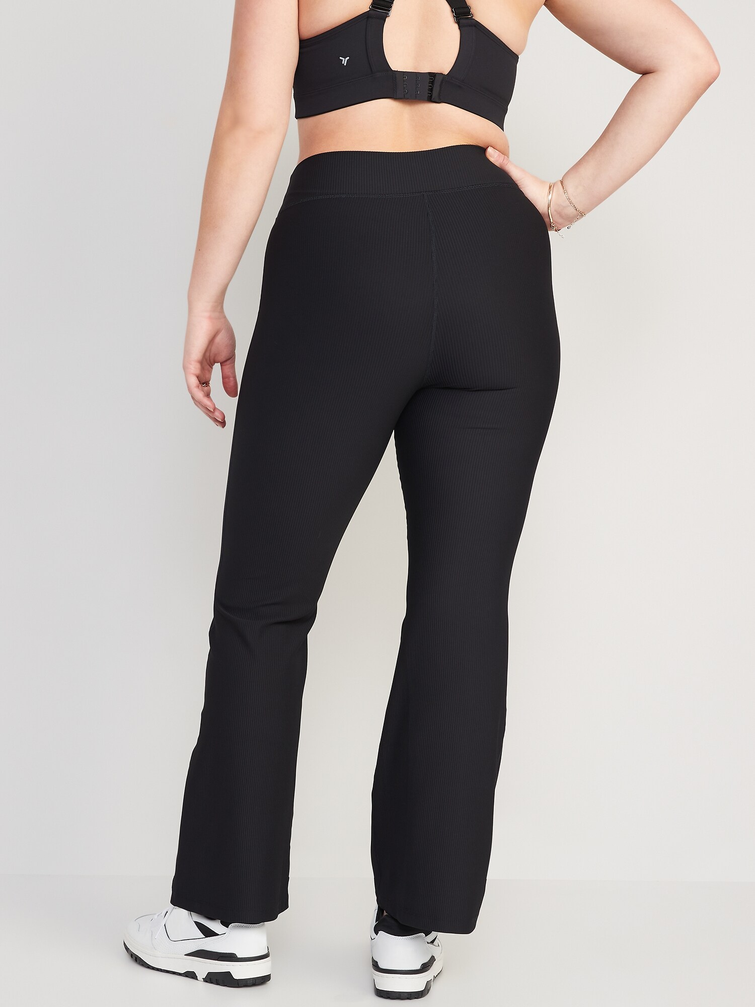Женские леггинсы Old Navy Extra High-Waisted PowerSoft Flare, цвет: Чёрный — фото 5