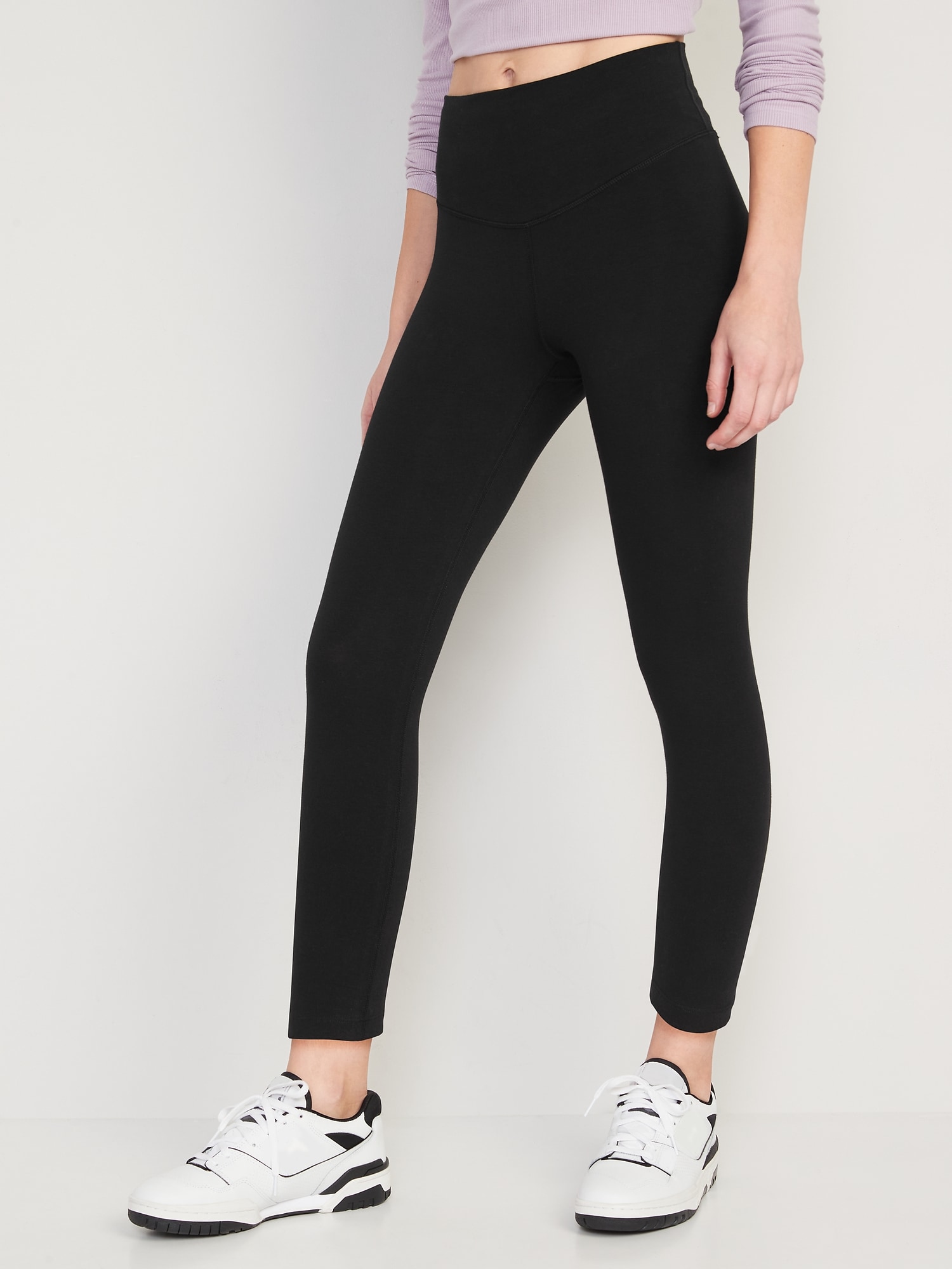 Old Navy Extra High-Waisted PowerChill Cropped Leggings black. 1