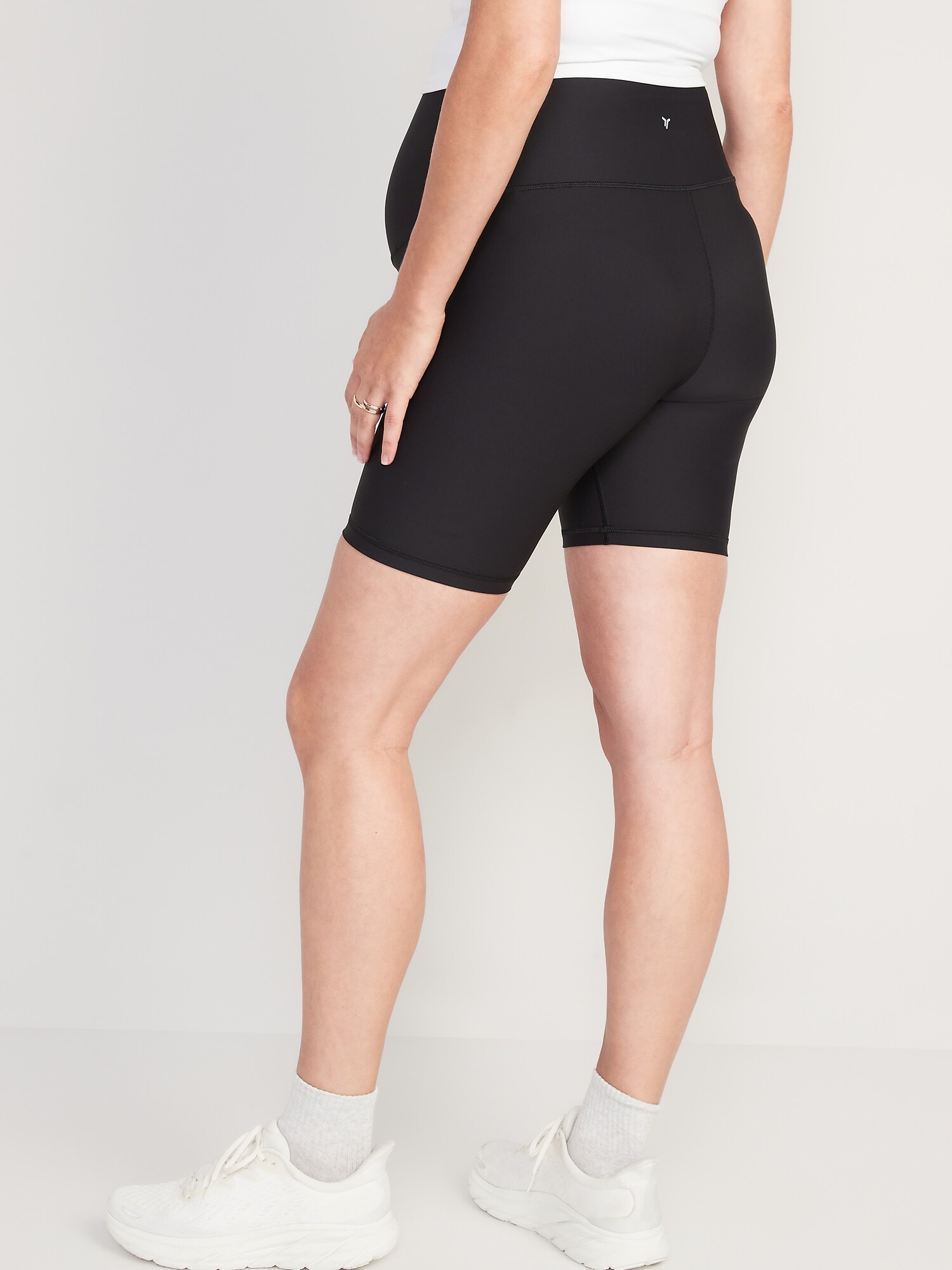 Женские шорты Old Navy Maternity Full-Panel PowerSoft Biker Shorts -- 8-inch inseam, цвет: Чёрный — фото 2
