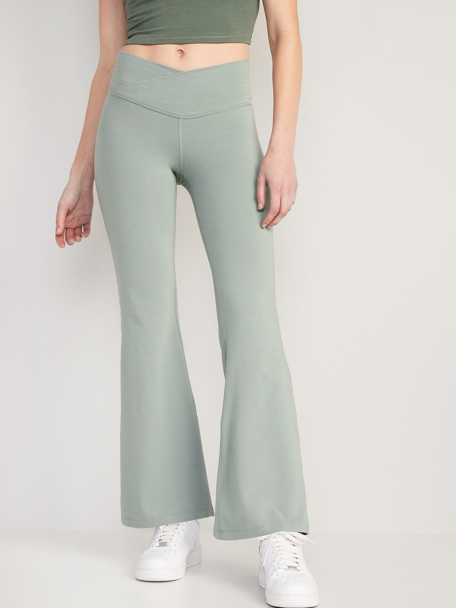 Old Navy Extra High-Waisted PowerChill Super-Flare Pants for Women green. 1
