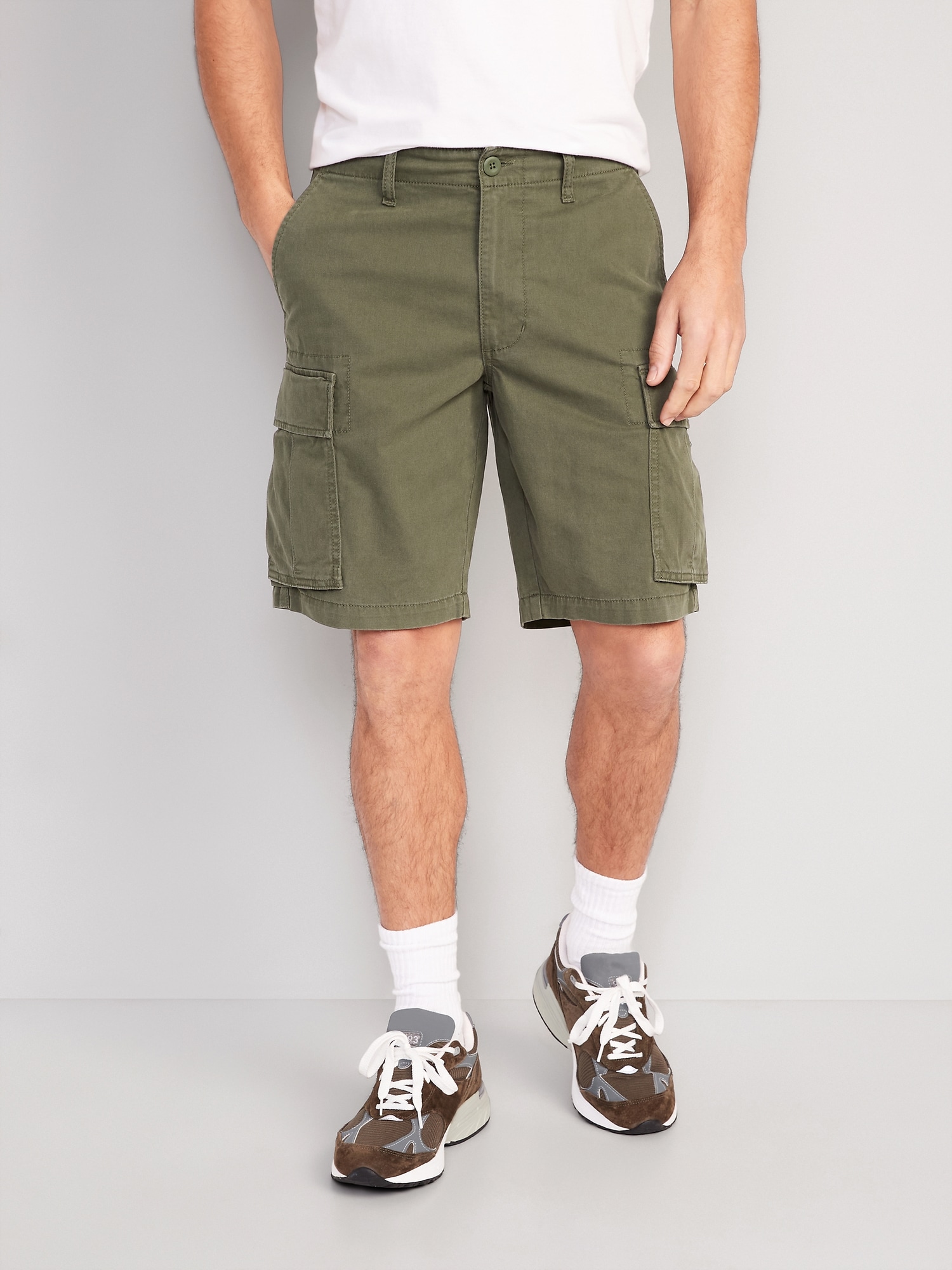 Old Navy Relaxed Lived-In Cargo Shorts for Men -- 10-inch inseam green. 1
