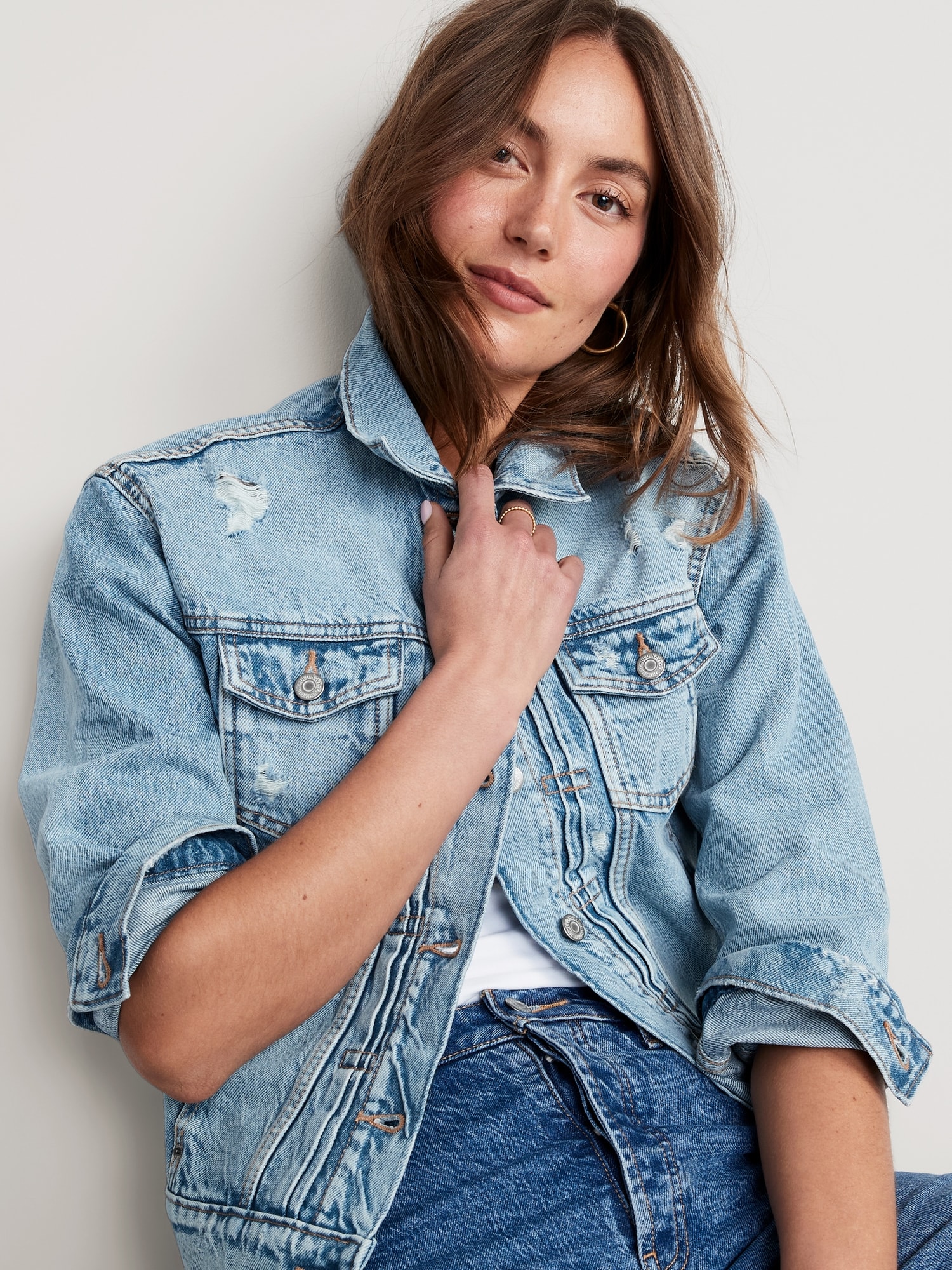 Long Sleeve T-shirt with Denim Jacket Outfits For Women (21 ideas