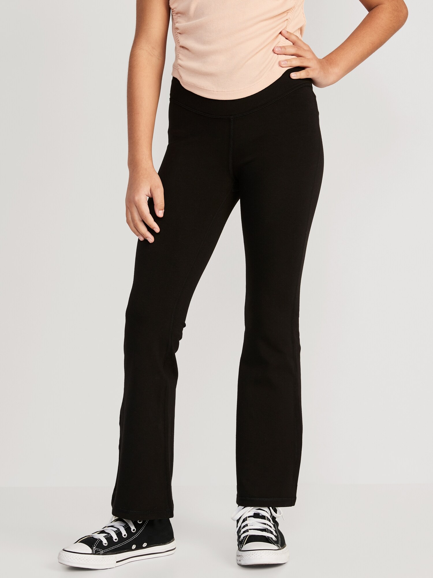 Леггинсы Old Navy High-Waisted PowerChill Crossover Flared Leggings для девочек, цвет: Чёрный