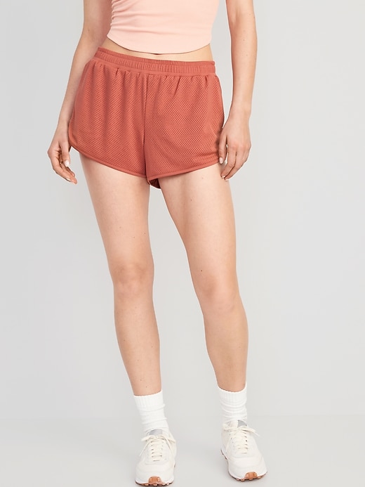 Image number 1 showing, Mid-Rise Dolphin-Hem Performance Shorts -- 3-inch inseam