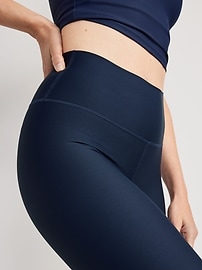 Did Old Navy Weave Its Activewear With Magic? Because These Leggings Are  Quality