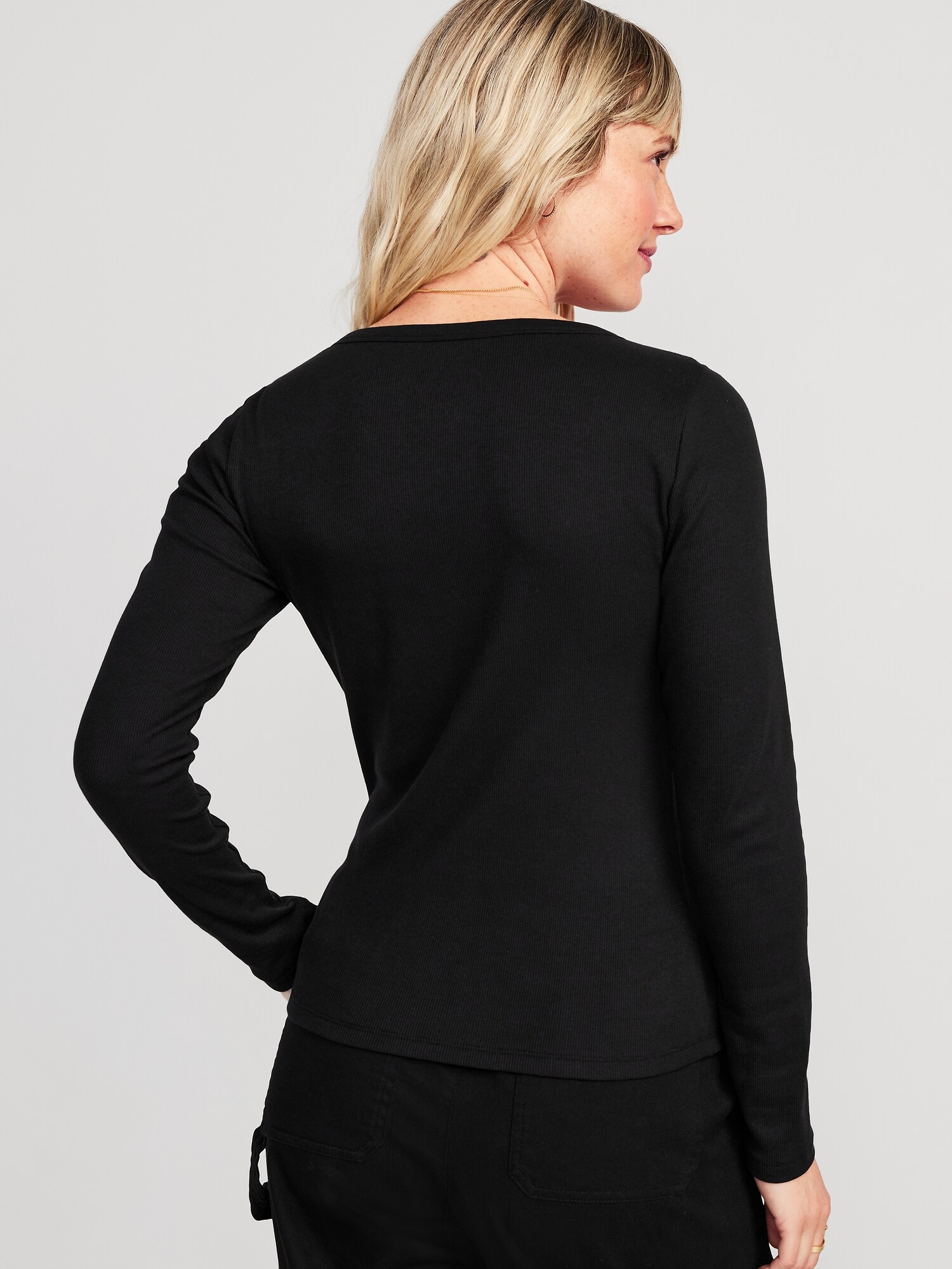 Женская футболка Old Navy Fitted Rib-Knit Henley, цвет: Чёрный — фото 2