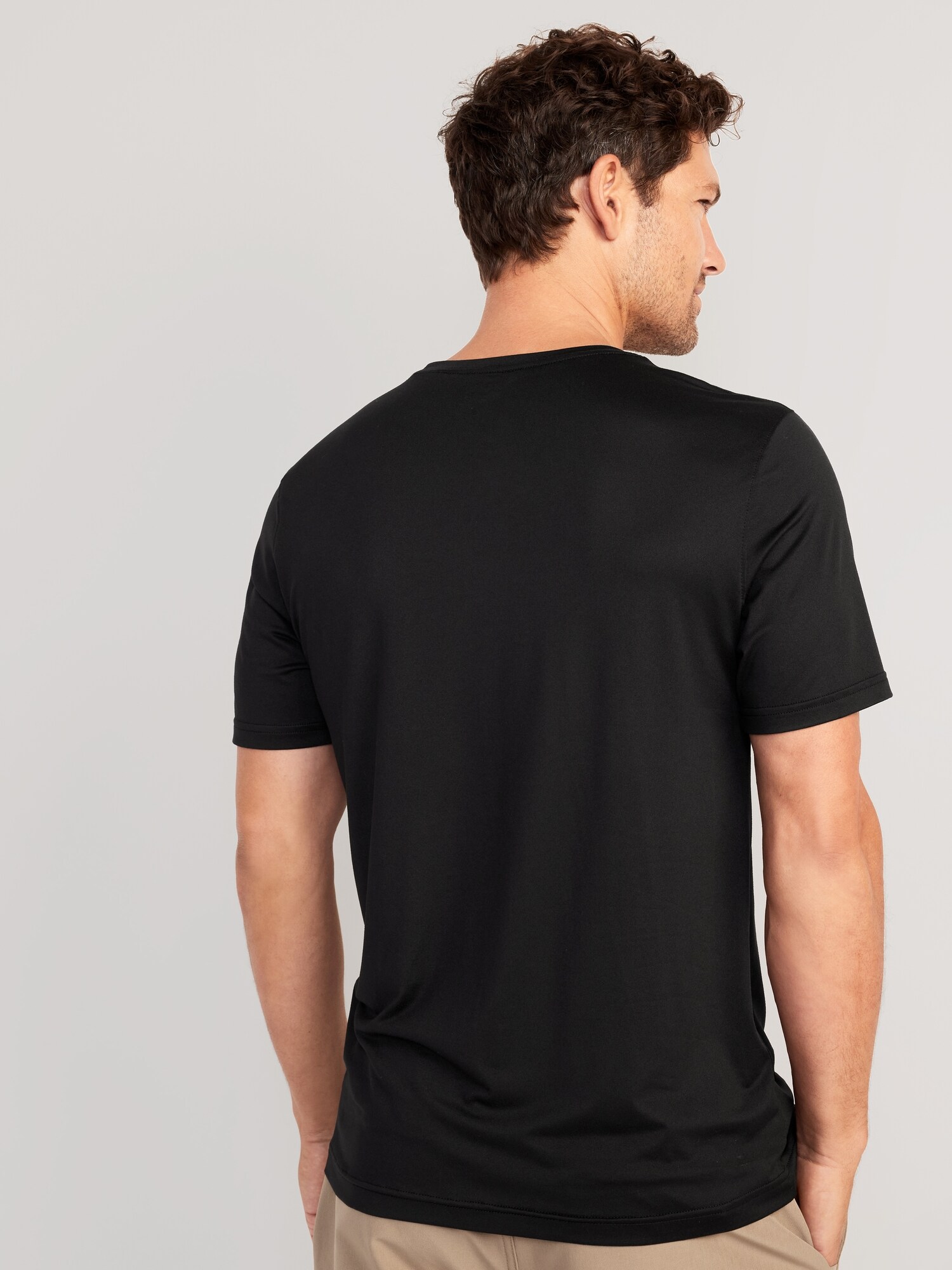 Женская футболка Old Navy CloudMotion, цвет: Чёрный, вариант 1 — фото 2
