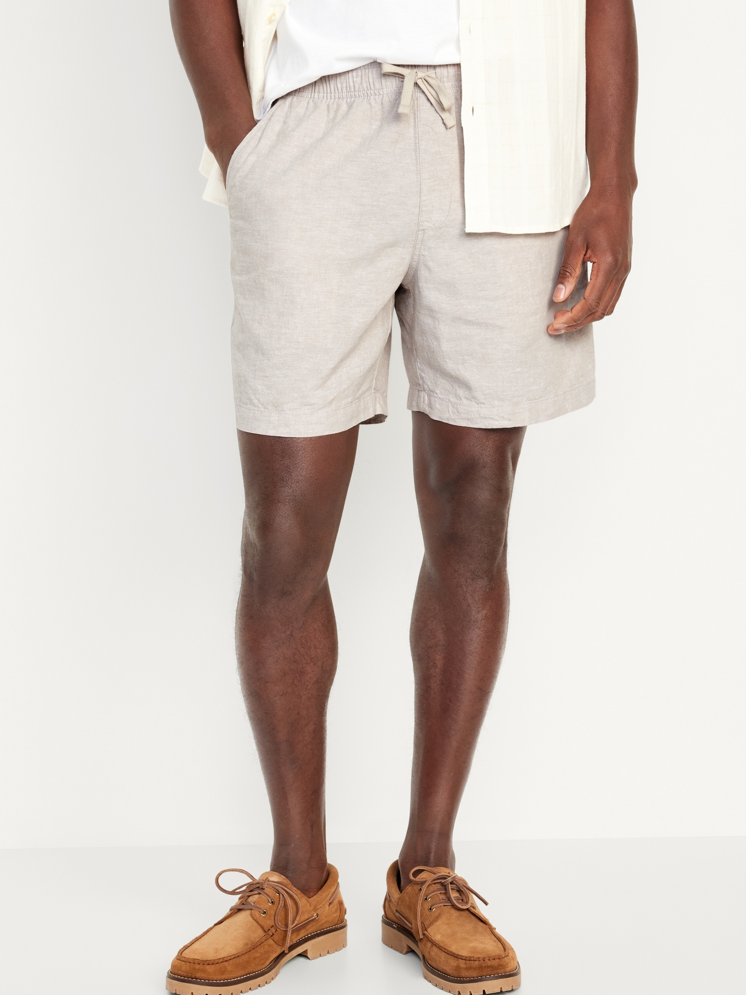 COS - The beige linen shorts: a warm-weather classic.