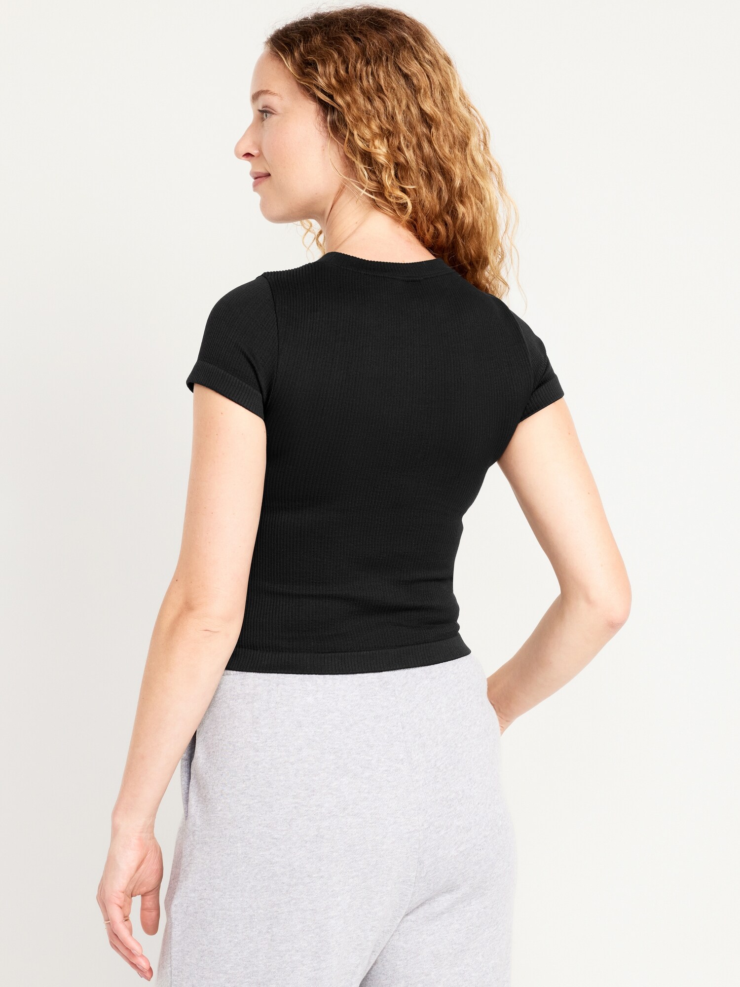 Женская футболка Old Navy Exhale Seamless Fitted Rib, цвет: Чёрный — фото 2