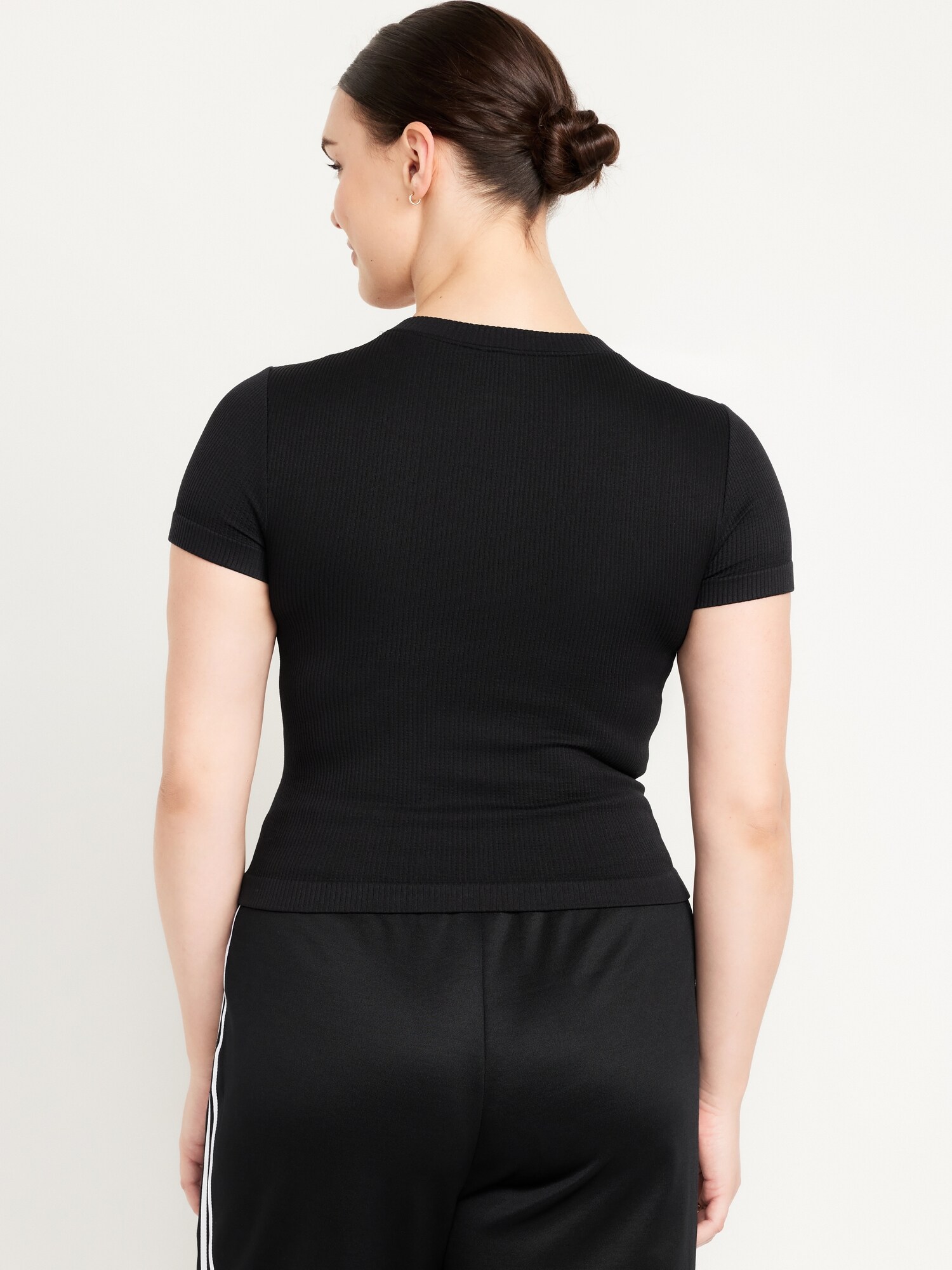 Женская футболка Old Navy Exhale Seamless Fitted Rib, цвет: Чёрный — фото 6
