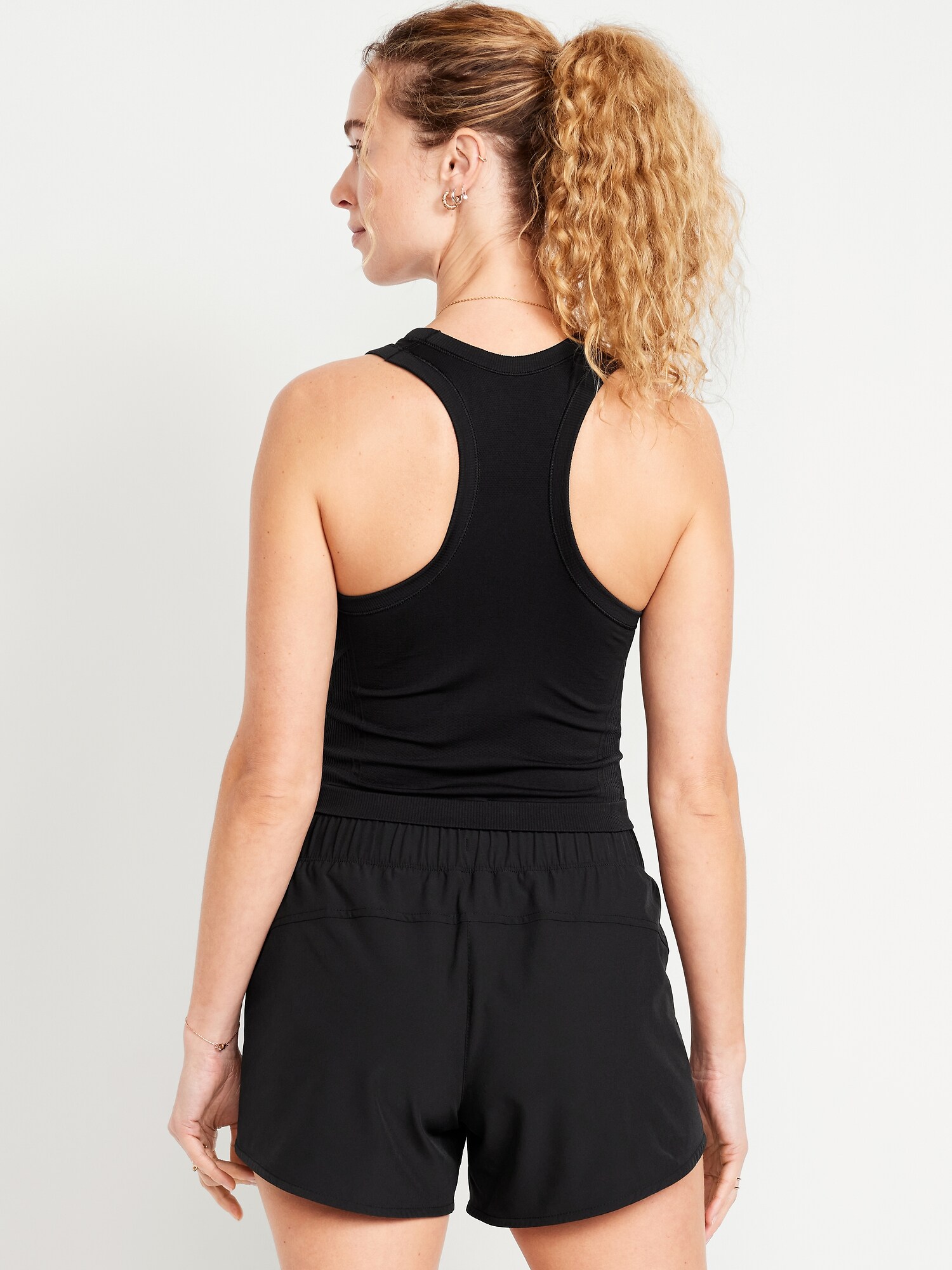 Женский топ Old Navy Fluid Seamless Fitted Crop Tank Top, цвет: Чёрный — фото 2