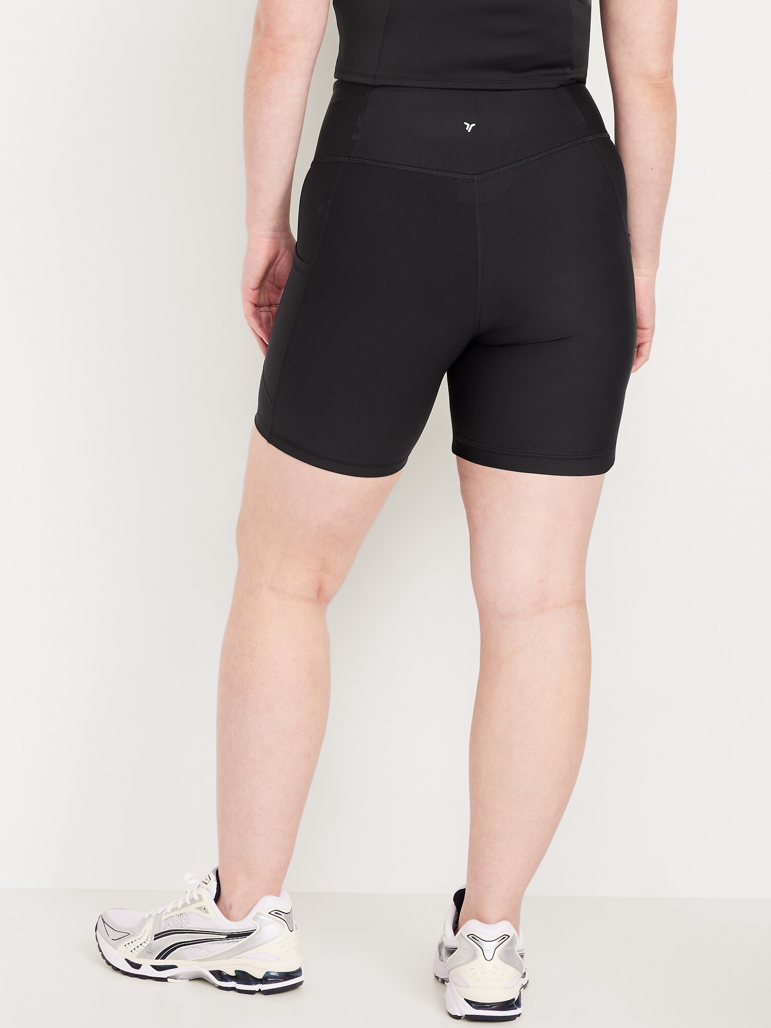Женские шорты Old Navy High-Waisted PowerSoft Pocket Biker Shorts -- 6-inch inseam, цвет: Чёрный — фото 5