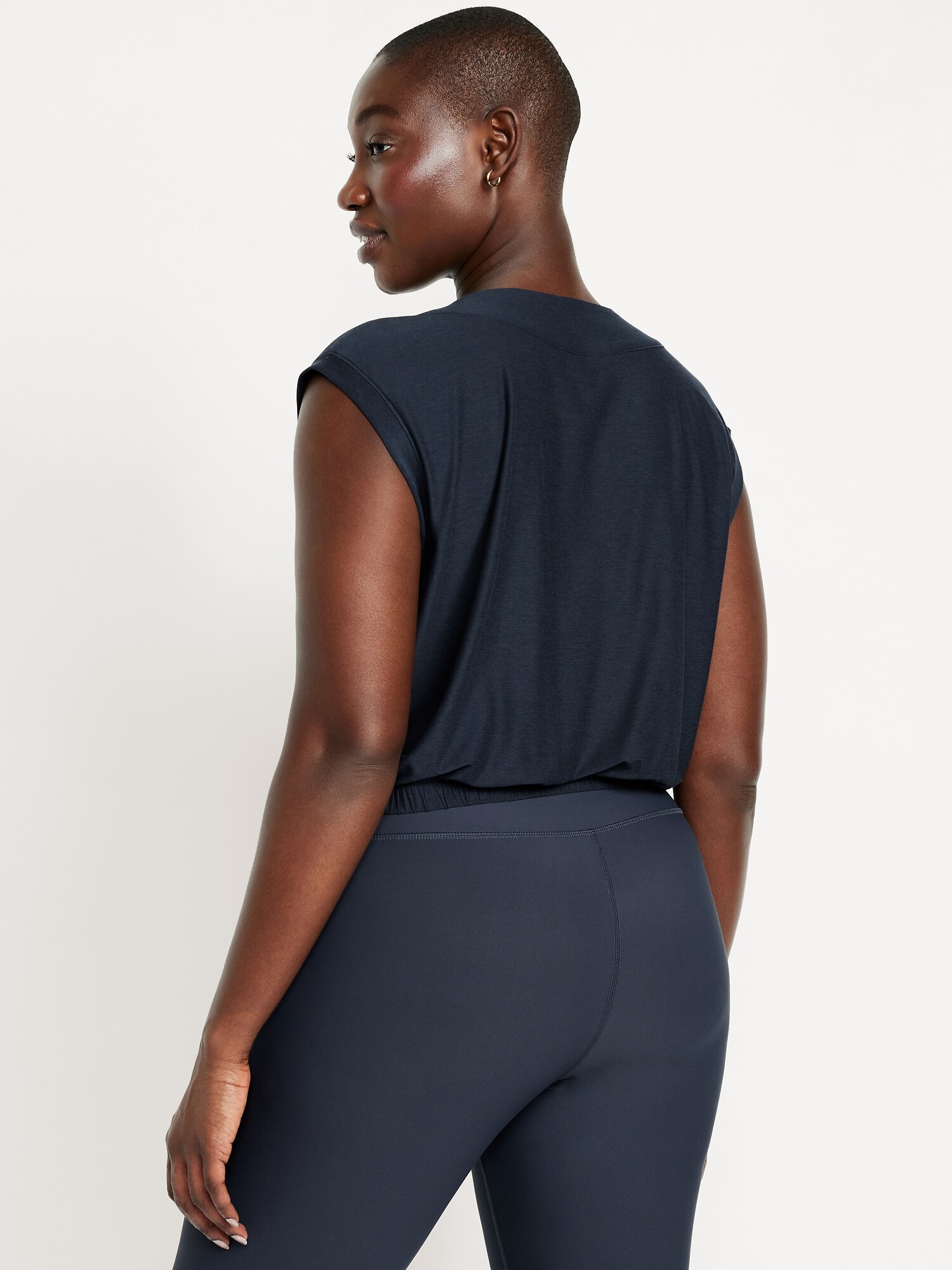 Женский топ Old Navy CloudMotion V-Neck Tank, цвет: Сумеречный тёмно-синий — фото 6