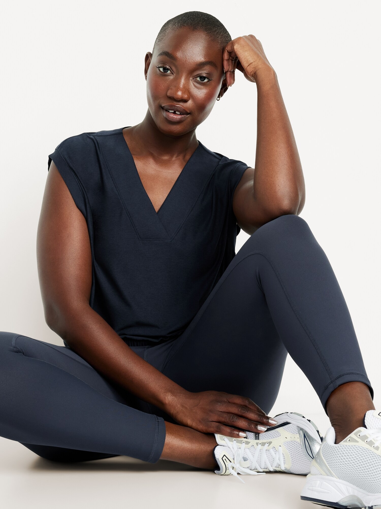 Женский топ Old Navy CloudMotion V-Neck Tank, цвет: Сумеречный тёмно-синий — фото 3