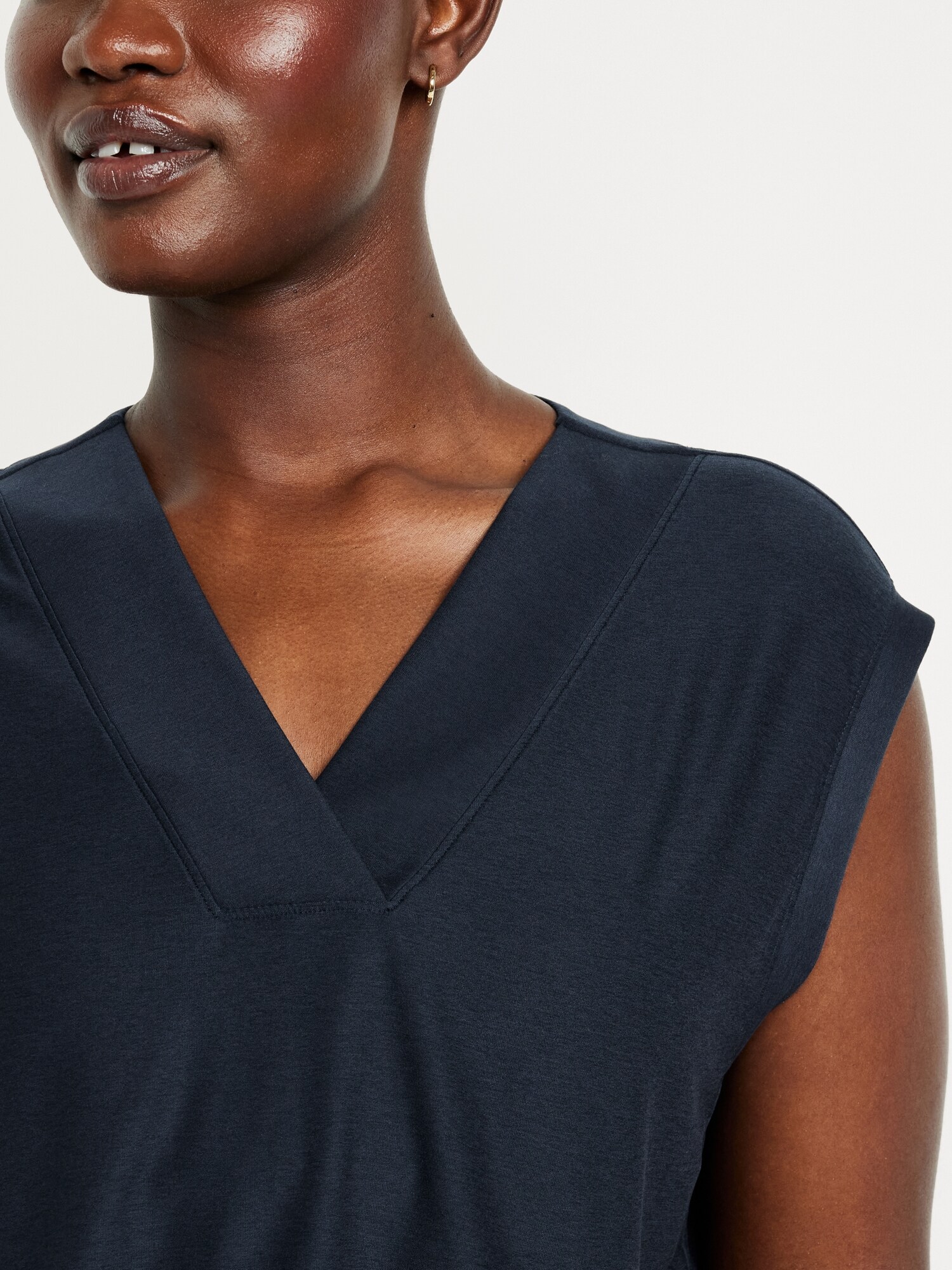 Женский топ Old Navy CloudMotion V-Neck Tank, цвет: Сумеречный тёмно-синий — фото 4
