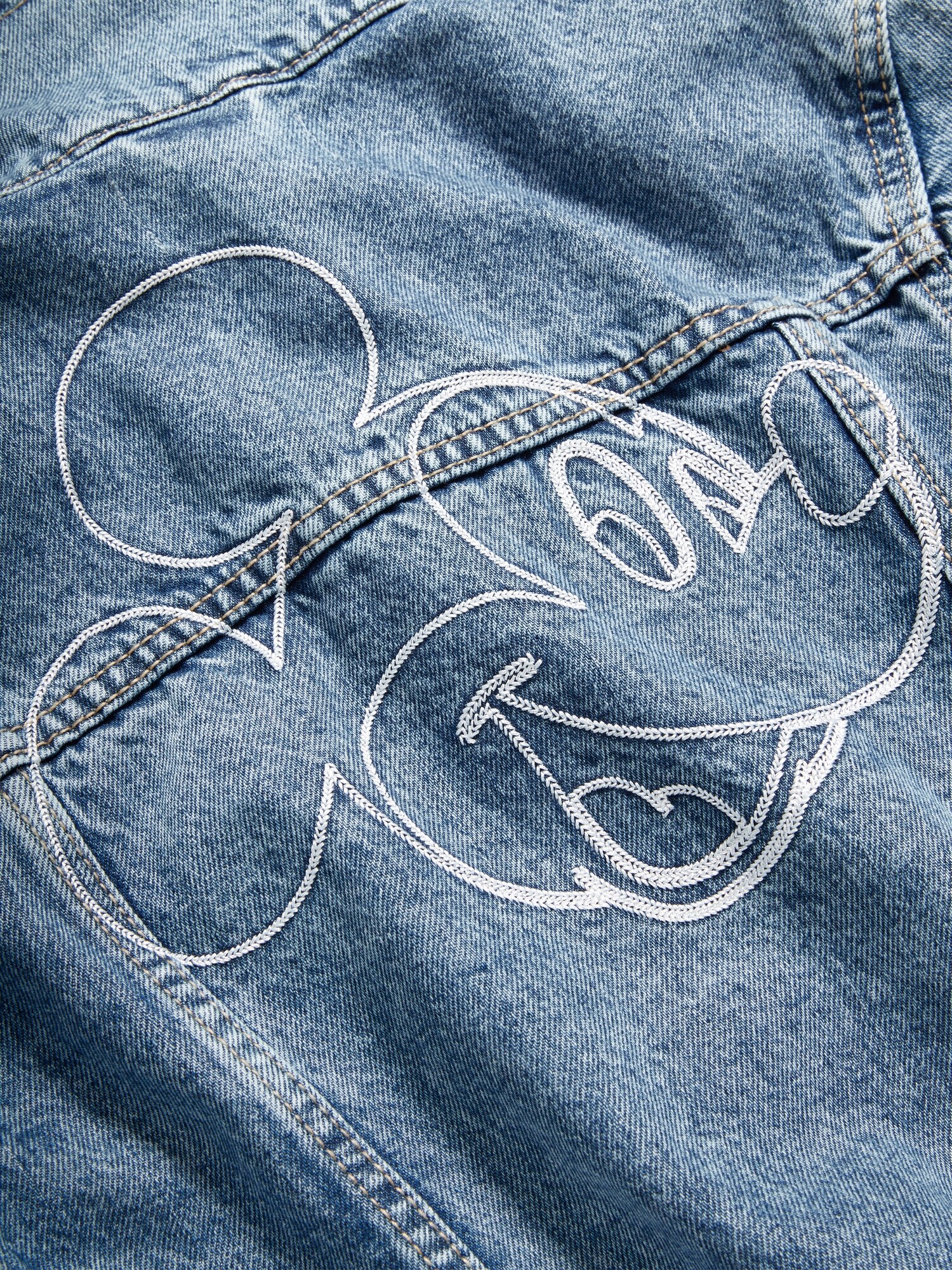 Детская куртка Old Navy x Disney© Mickey Mouse Gender-Neutral Logo-Graphic Jean Trucker, цвет: Средняя варка — фото 4