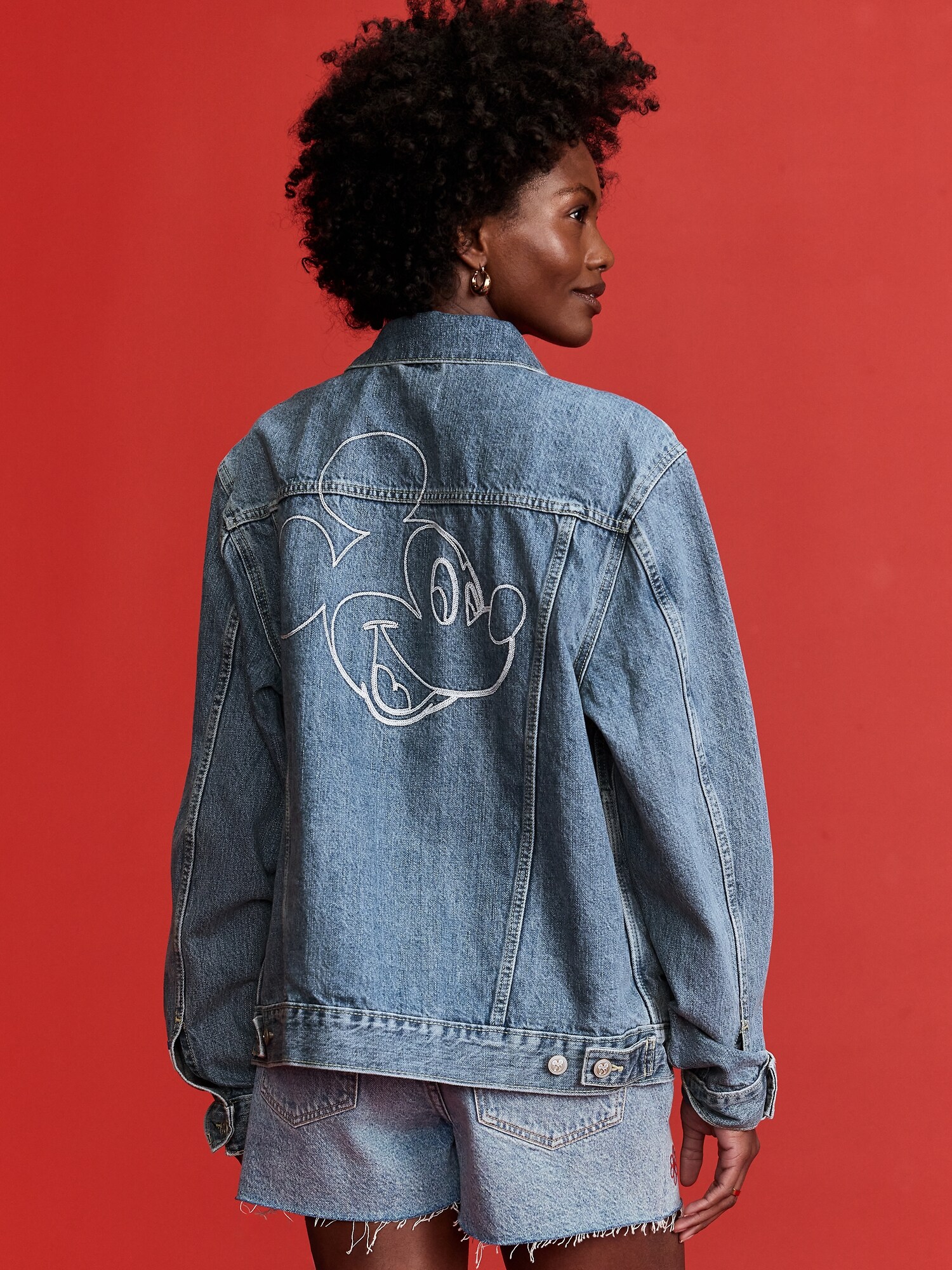 Мужская куртка Old Navy x Disney© Mickey Mouse Logo-Graphic Jean, цвет: Средняя варка — фото 2