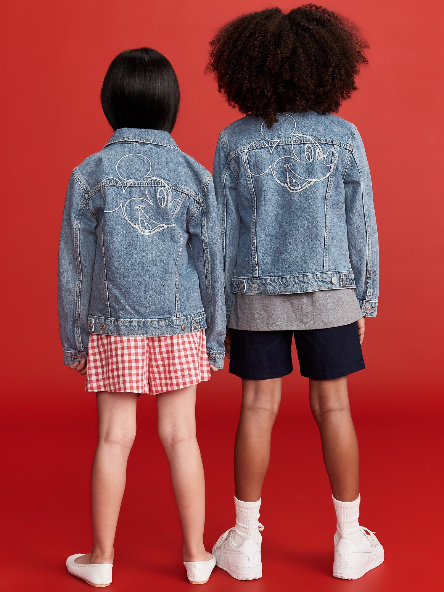 Детская куртка Old Navy x Disney© Mickey Mouse Gender-Neutral Logo-Graphic Jean Trucker, цвет: Средняя варка — фото 2