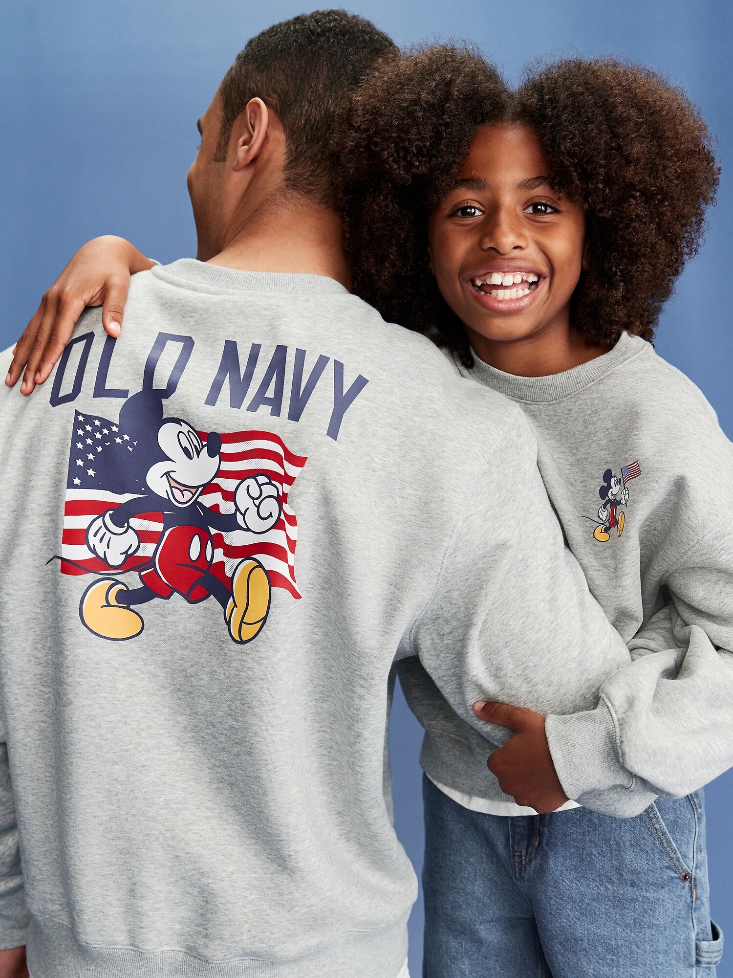 Мужской свитшот Old Navy x Disney© Mickey Mouse Oversized Flag Logo-Graphic, цвет: Серый — фото 6