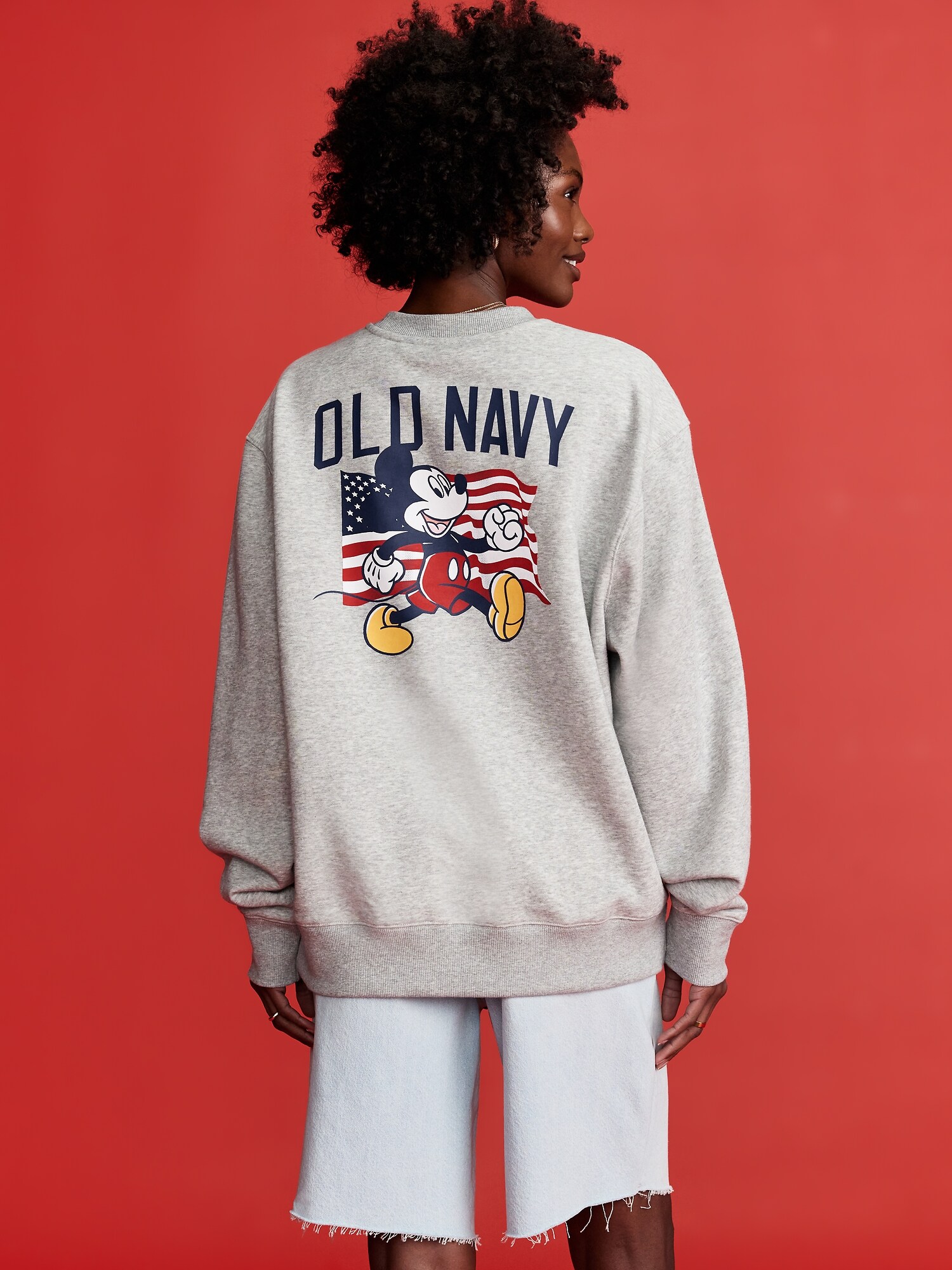 Мужской свитшот Old Navy x Disney© Mickey Mouse Oversized Flag Logo-Graphic, цвет: Серый — фото 2