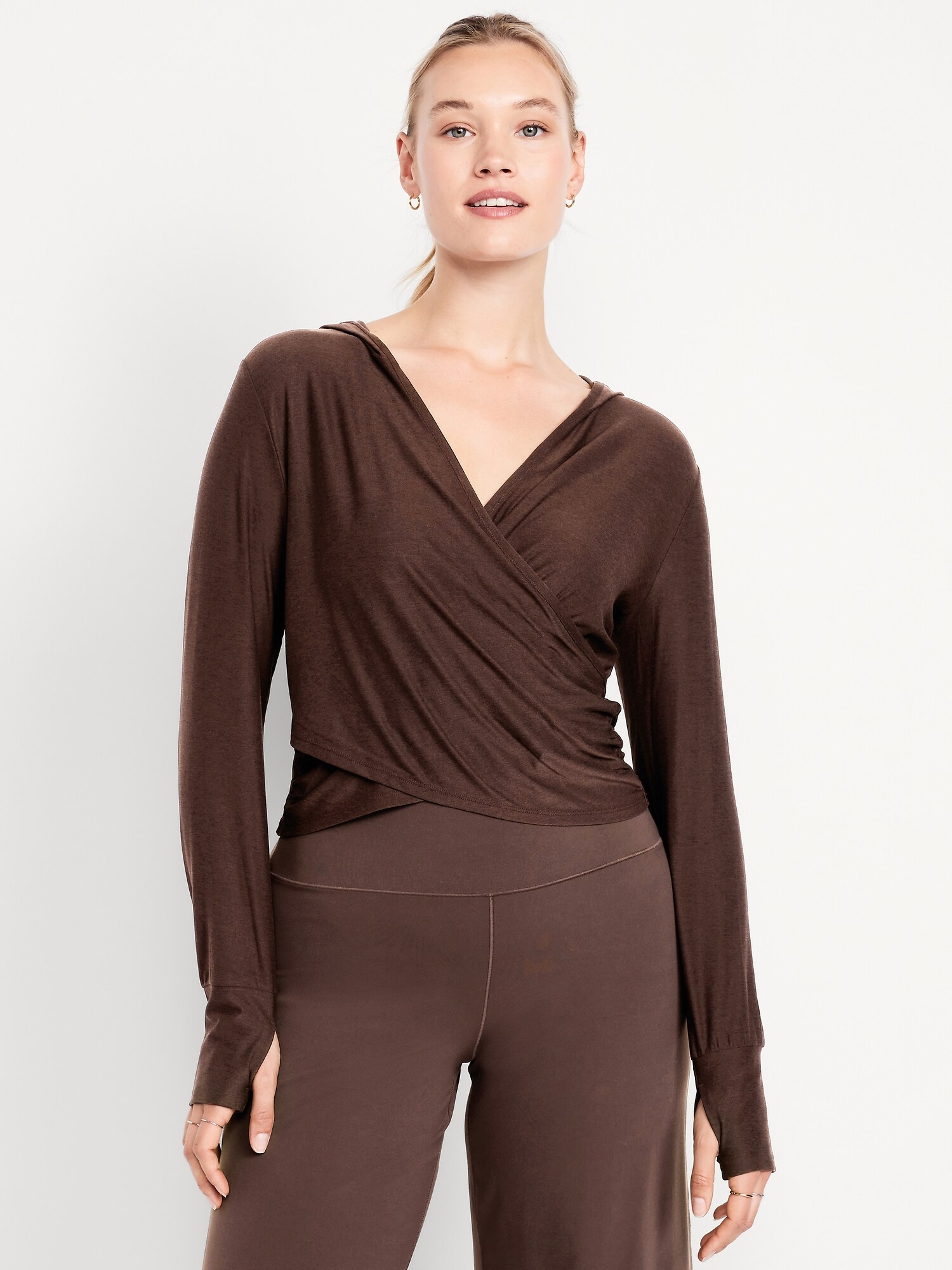 Женское худи Old Navy CloudMotion Cross-Front, цвет: Чёрный кофейный — фото 5