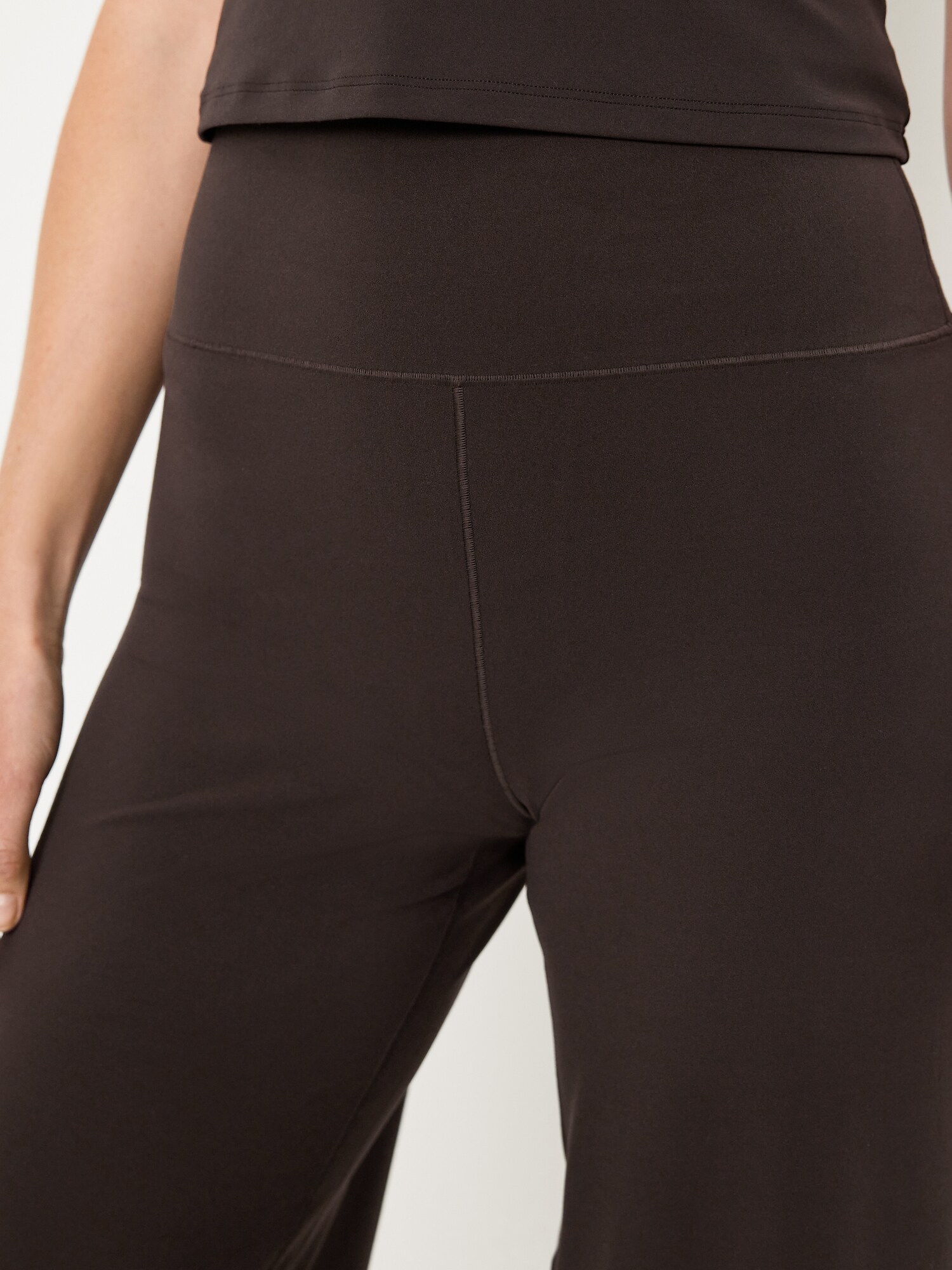 Женские брюки Old Navy High-Waisted StudioSmooth Wide-Leg, цвет: Чёрный кофейный — фото 4