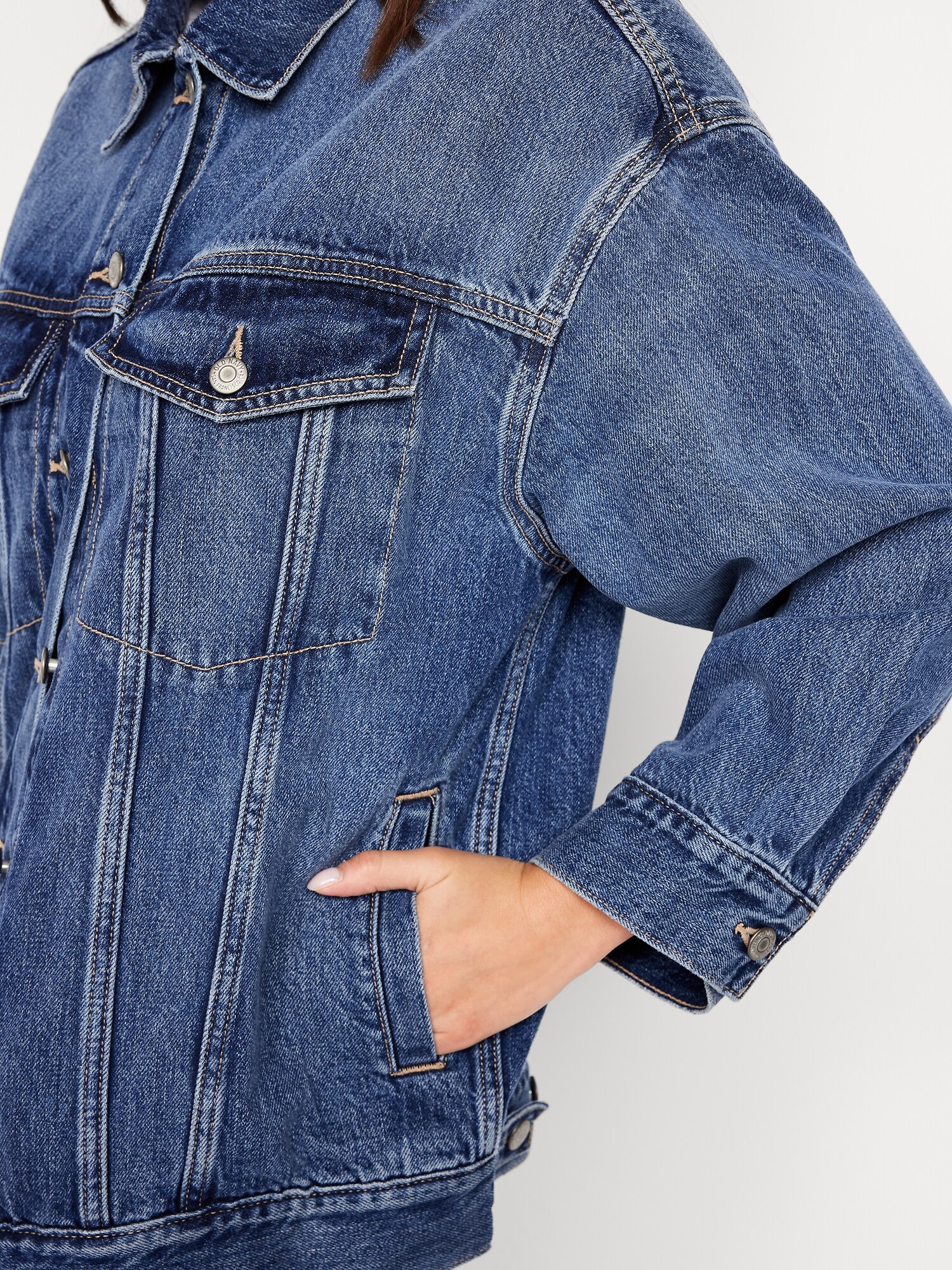Женская куртка Old Navy Oversized Jean Trucker, цвет: Средняя варка — фото 6