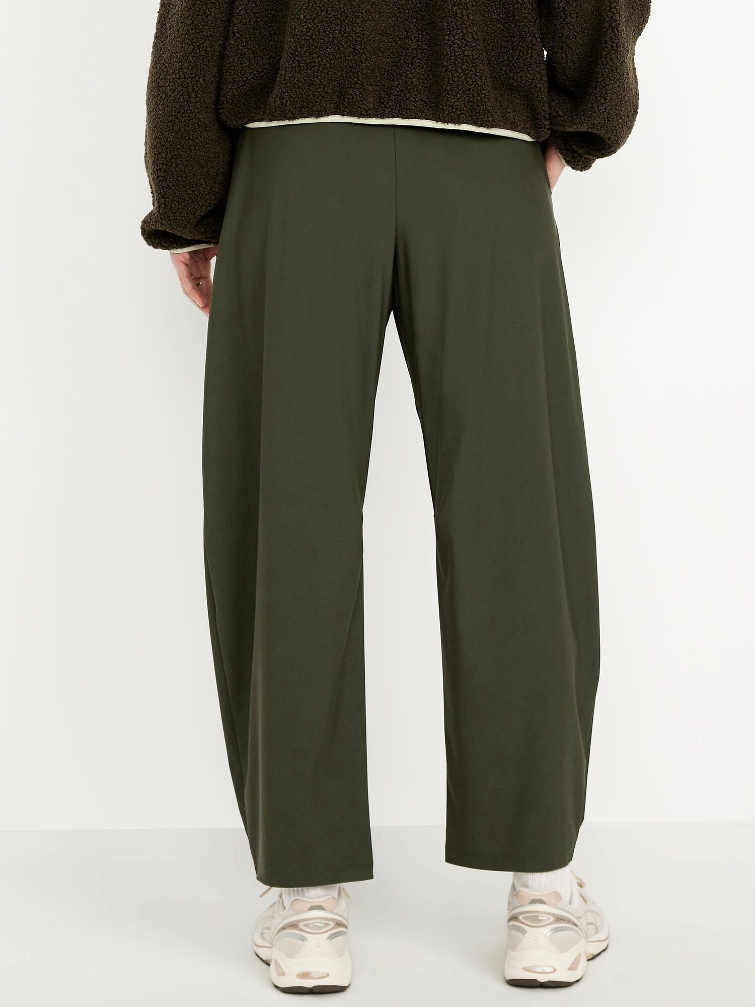 Женские брюки Old Navy High-Waisted SleekTech Barrel Ankle, цвет: Тёмно-зелёный — фото 2