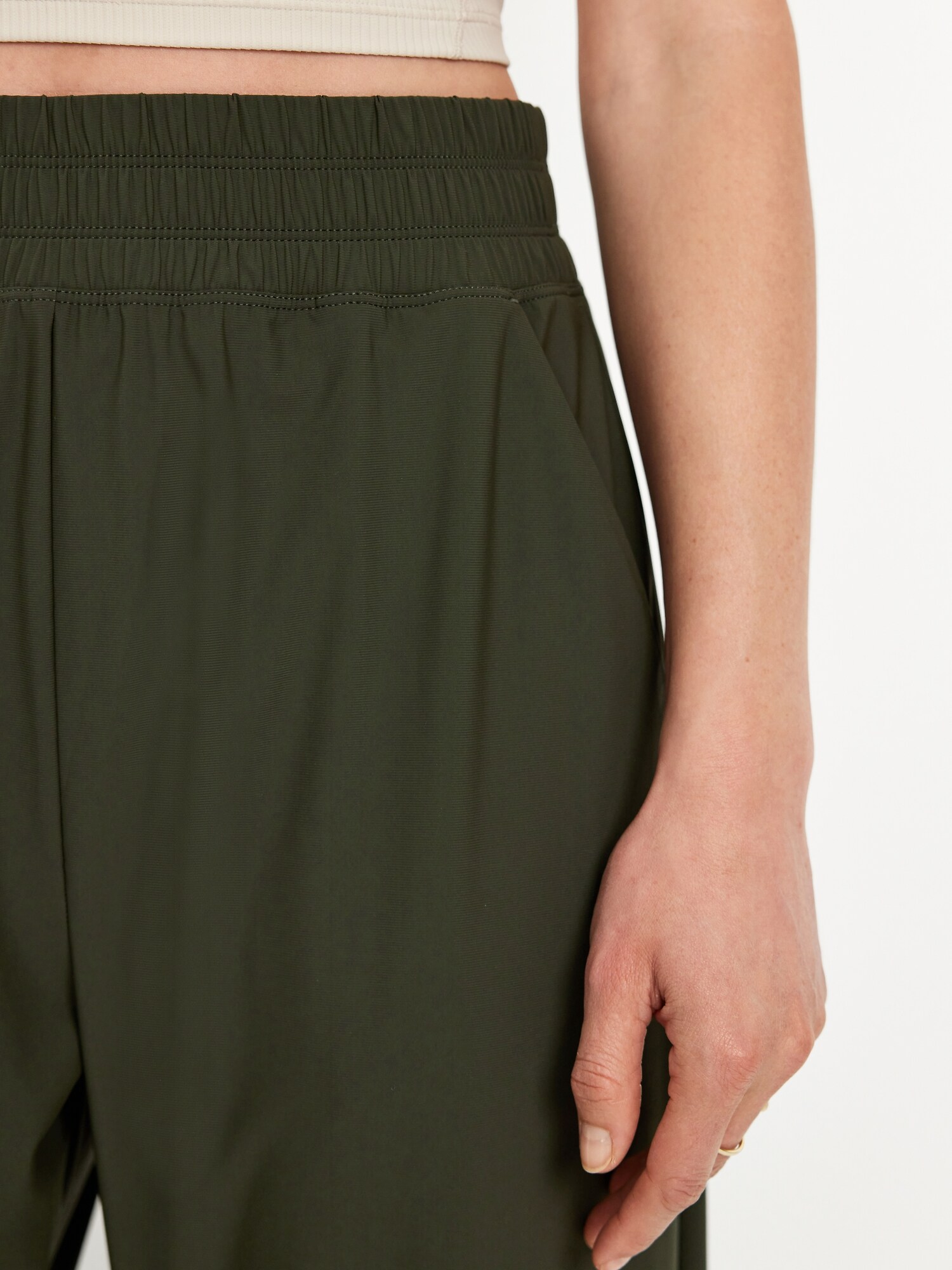 Женские брюки Old Navy High-Waisted SleekTech Barrel Ankle, цвет: Тёмно-зелёный — фото 3