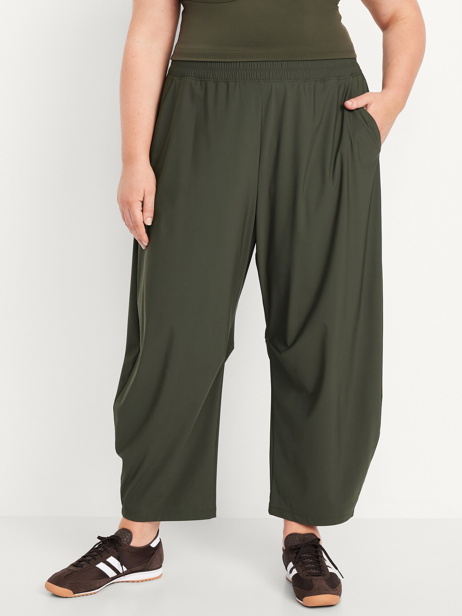 Женские брюки Old Navy High-Waisted SleekTech Barrel Ankle, цвет: Тёмно-зелёный — фото 6