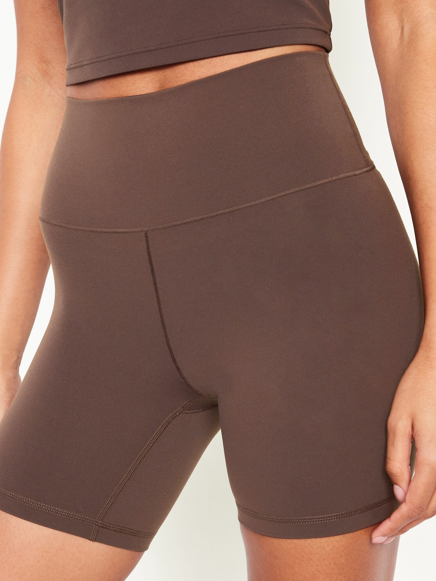 Женские шорты Old Navy High-Waisted StudioSmooth Biker Shorts -- 6-inch inseam, цвет: Чёрный кофейный — фото 3