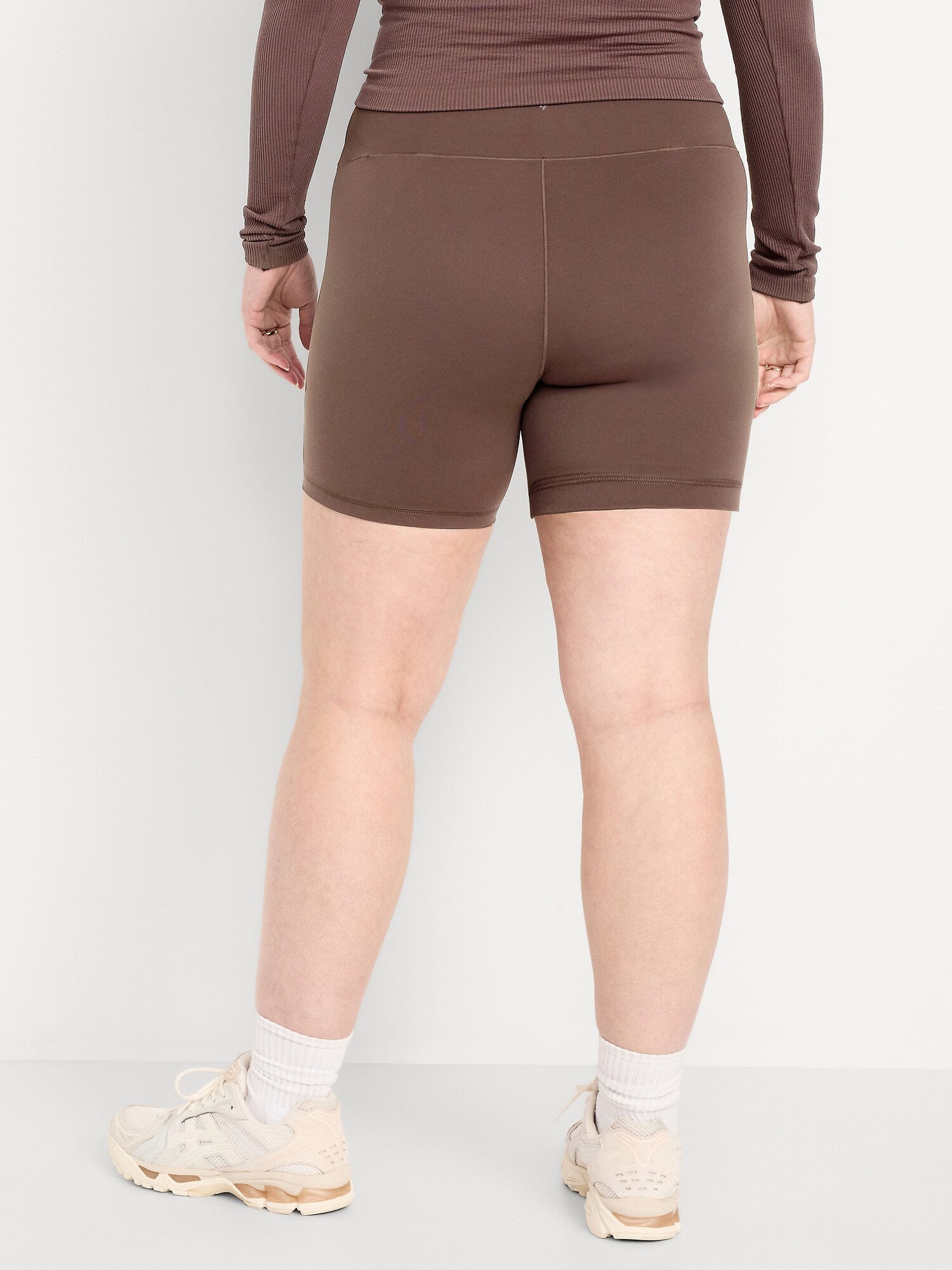 Женские шорты Old Navy High-Waisted StudioSmooth Biker Shorts -- 6-inch inseam, цвет: Чёрный кофейный — фото 5